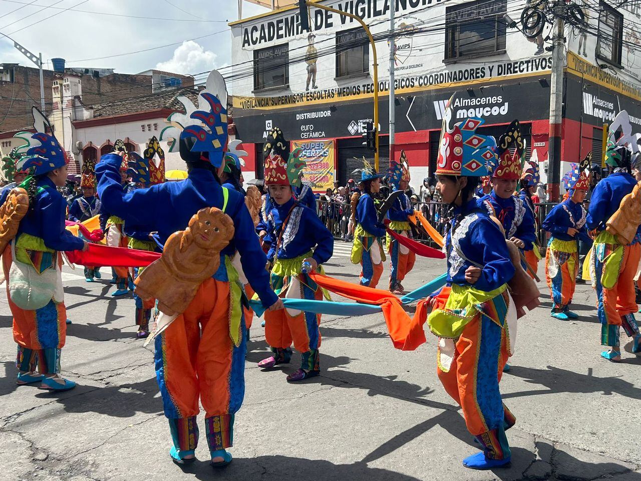 Cientos de niñas y niños recorren las calles de Pasto exaltando la cultura nariñense.