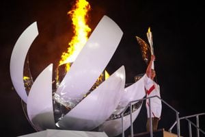 La tenista japonesa Naomi Osaka fue la encargada de encender el pebetero con la llama olímpica, en el Estadio Olímpico de Tokio.
