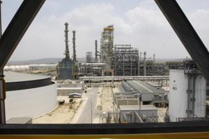El 96% de las unidades de la Refinería de Cartagena ya están en actividad. Esa planta con capacidad para procesar 165 mil barriles de crudo al día, ya recibe una carga de 150 mil barriles.