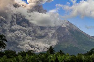 El humo espeso se eleva durante una erupción del Monte Merapi, el volcán más activo de Indonesia, visto desde la aldea de Tunggularum en Sleman el 11 de marzo de 2023.