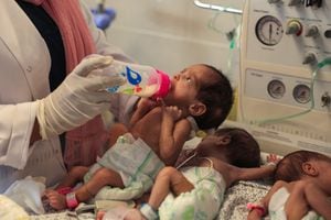 Veintiocho bebés prematuros evacuados del hospital Al Shifa de Gaza llegaron a Egipto este lunes por el paso fronterizo de Rafah, informó la Organización Mundial de la Salud (OMS) y un medio estatal egipcio. (Photo by SAID KHATIB / AFP) /