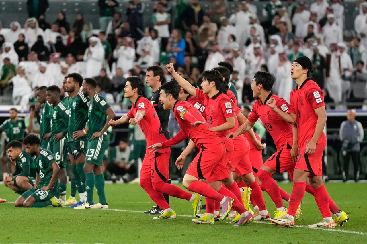 Corea del Sur celebra después de ganar el partido en la tanda de penales durante el partido de fútbol de octavos de final de la Copa Asiática entre Arabia Saudita y Corea del Sur en el Estadio Education City Al Rayyan, Qatar, el martes 30 de enero de 2024. (Foto AP/ Aijaz Rahi)