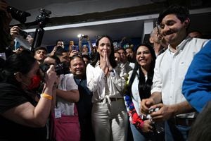 La oposición venezolana está votando en primarias que seleccionarán un candidato para enfrentar al presidente Nicolás Maduro en las elecciones del próximo año.