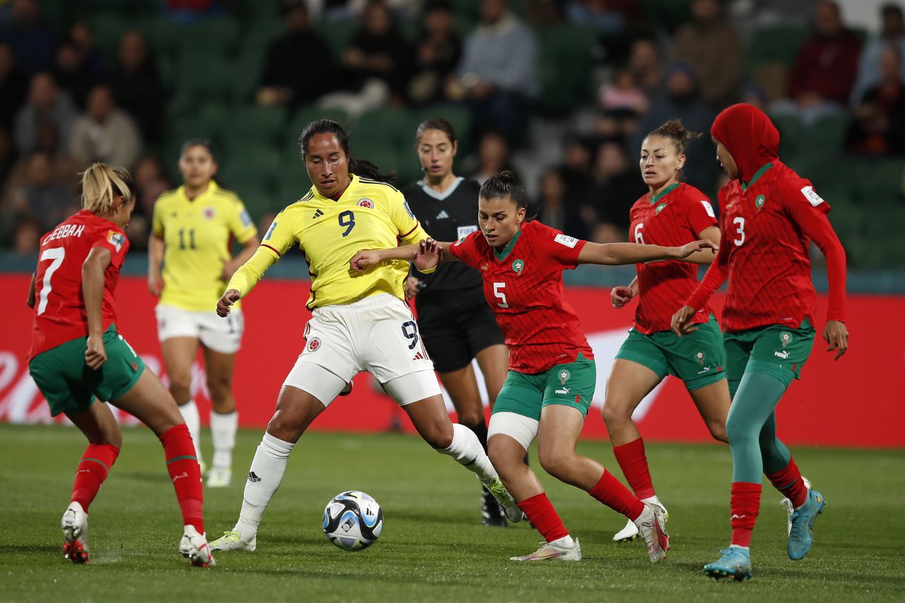 Nesryne El Chad de Marruecos, a la derecha, desafía a Mayra Ramírez de Colombia durante el partido de fútbol del Grupo H de la Copa Mundial Femenina entre Marruecos y Colombia en Perth, Australia, el jueves 3 de agosto de 2023. (Foto AP/Gary Day)