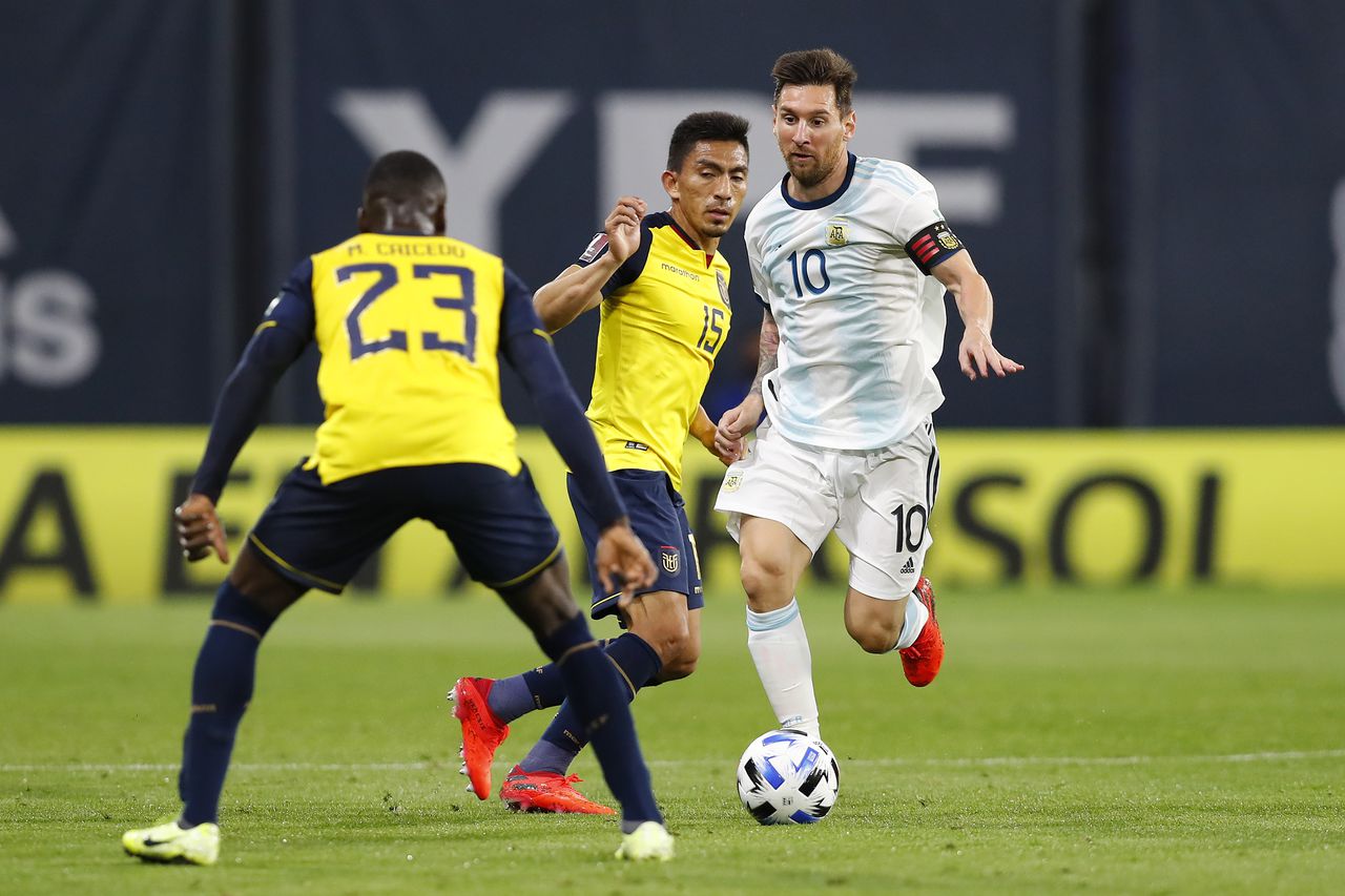 El último partido de Argentina recibiendo a Ecuador lo definió Messi con un gol.