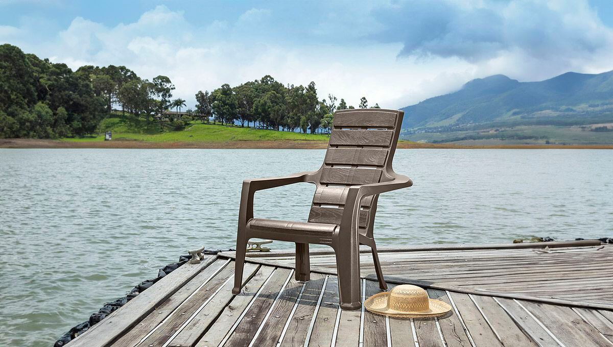 La Silla Playera se destaca por su elegancia y ergonomía, ideal para crear cómodos momentos de descanso.