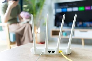 Algunos problemas de conectividad podrían resolverse simplemente cambiando la ubicación del router WiFi en relación con el televisor.