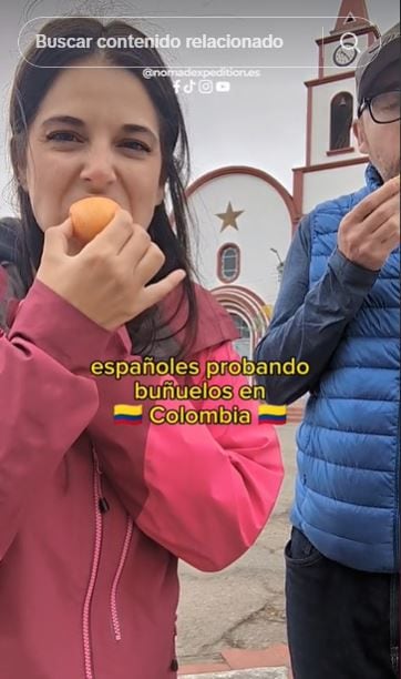 Pareja de españoles viajeros prueban buñuelos en Colombia.