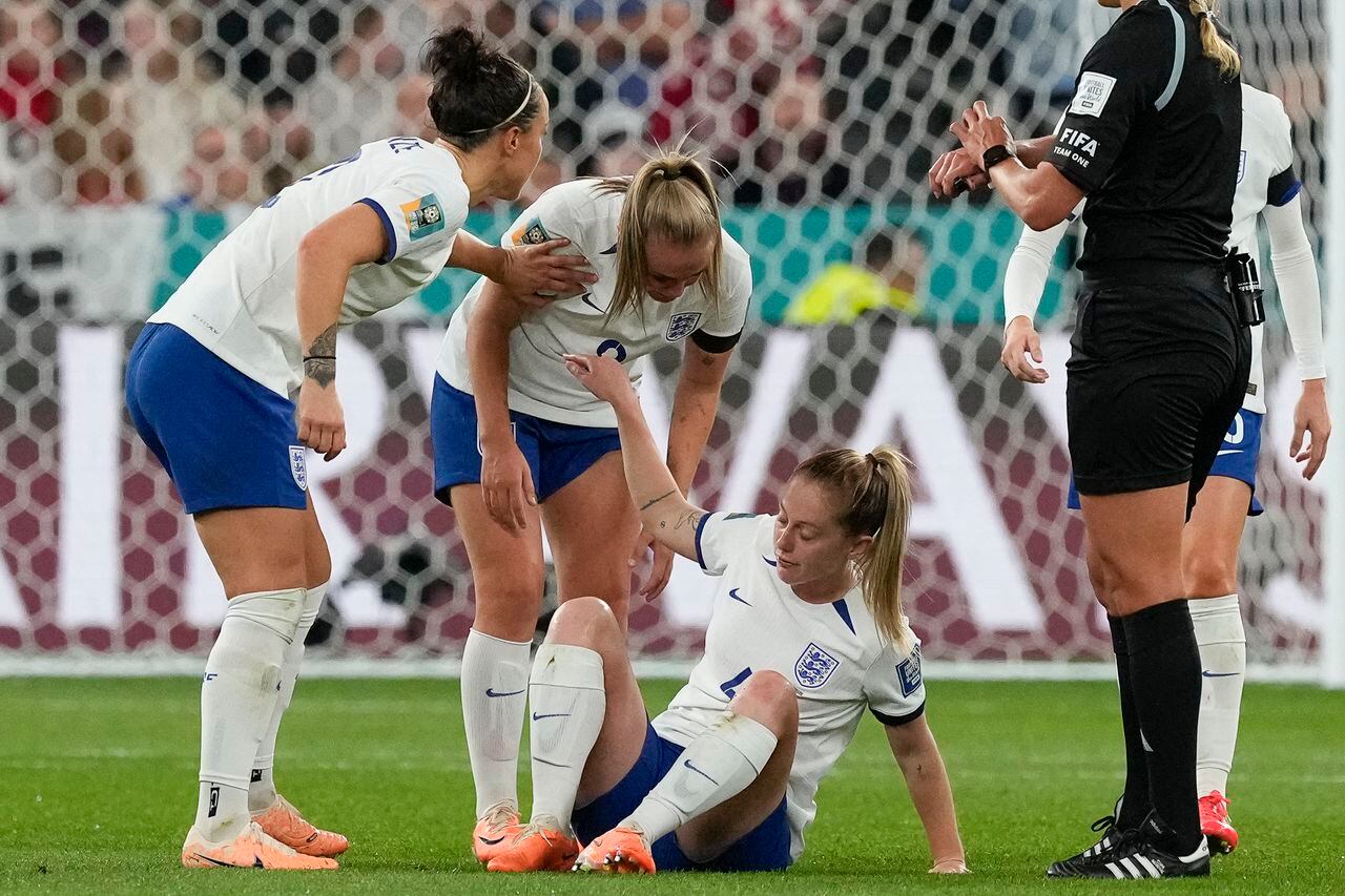 La centro inglesa Keira Walsh se sienta en la cancha después de una lesión durante el partido de fútbol del Grupo D de la Copa Mundial Femenina entre Inglaterra y Dinamarca en el Estadio de Fútbol de Sídney en Sídney, Australia, el viernes 28 de julio de 2023. (Foto AP/Mark Baker)
