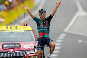 El australiano Jai Hindley cruza la línea de meta para ganar la quinta etapa de la carrera ciclista del Tour de Francia de más de 163 kilómetros (101 millas) con inicio en Pau y final en Laruns, Francia, el miércoles 5 de julio de 2023. (Foto AP/Thibault Camus )