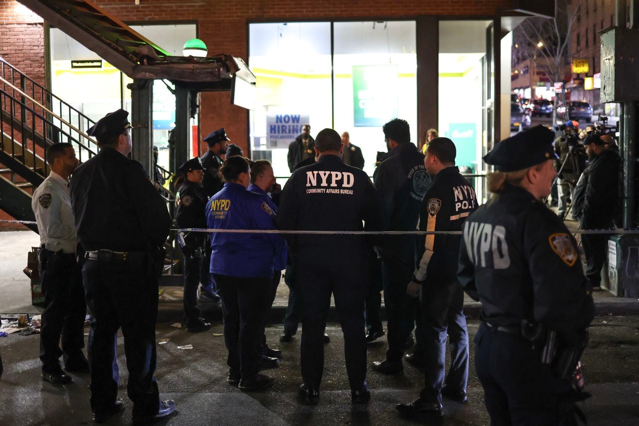 Se ve a la policía en la estación de metro de Mt. Eden Avenue en el distrito del Bronx de Nueva York después de que seis personas resultaron heridas y una de ellas se encontraba en estado crítico tras un tiroteo en la estación de metro el 12 de febrero de 2024 en la ciudad de Nueva York. Las autoridades fueron alertadas poco después de las 16.30 horas (21.30 GMT) y un paciente en estado crítico fue trasladado al hospital, al igual que cuatro personas en estado grave y una con heridas leves, dijo el departamento de bomberos. No se dio ningún motivo para el tiroteo. (Photo by CHARLY TRIBALLEAU / AFP)