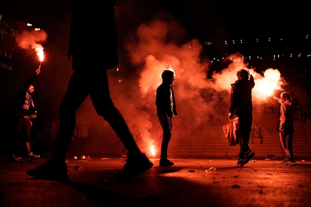 Los fanáticos de Marsella encendieron bengalas antes del partido de fútbol del Grupo B de la Liga Europa entre el Olympique de Marsella y el Ajax afuera del estadio Vélodrome, en Marsella, Francia, el jueves 30 de noviembre de 2023. (Foto AP/Daniel Cole)