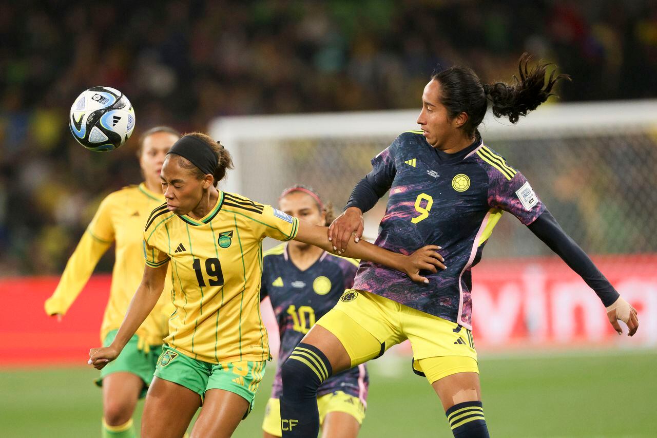 Tiernny Wiltshire de Jamaica, izquierda, y Mayra Ramírez de Colombia compiten por el balón durante el partido de fútbol de octavos de final de la Copa Mundial Femenina entre Jamaica y Colombia en Melbourne, Australia, el martes 8 de agosto de 2023. (Foto AP/Hamish Blair)