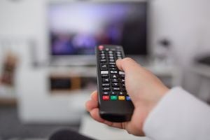 El artículo examina las funciones de los botones de colores en los controles de Smart TV.