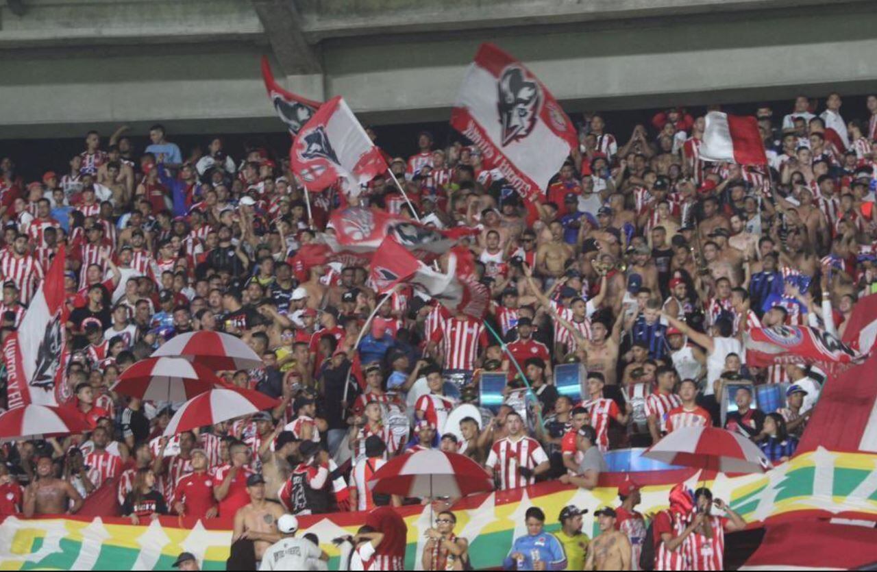 La afición del Atlético Junior espera que el equipo se clasifique a pesar de los escándalos de indisciplina.