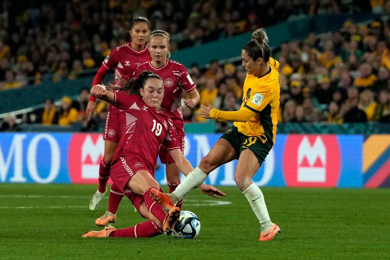 Janni Thomsen de Dinamarca, a la izquierda, y Katrina Gorry de Australia luchan por el balón durante el partido de fútbol de octavos de final de la Copa Mundial Femenina entre Australia y Dinamarca en el Estadio Australia en Sydney, Australia, el lunes 7 de agosto de 2023. (Foto AP/Mark Baker )