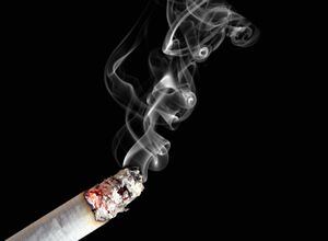 La vacuna produce anticuerpos que evitan que la nicotina llegue al cerebro y produzca placer en el fumador.