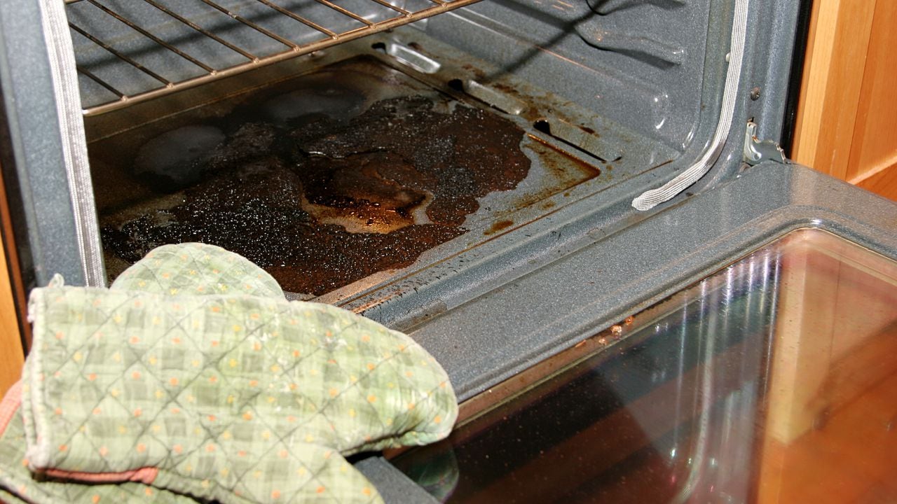 El horno puede acumular manchas de grasa desagradables.