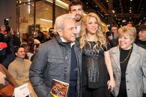 BARCELONA, SPAIN - JANUARY 14:  Columbian singer Shakira (2R), Barcelona footballer Gerard Pique (2L) and Shakira's mother Nadia Ripoll (R) attend a press conference for her father William Mebarak Chadid (L) latest book presentation 'Al Viento y Al Azar' at Casa del Llibre Bookstore on January 14, 2013 in Barcelona, Spain.  (Photo by Europa Press/Europa Press via Getty Images)