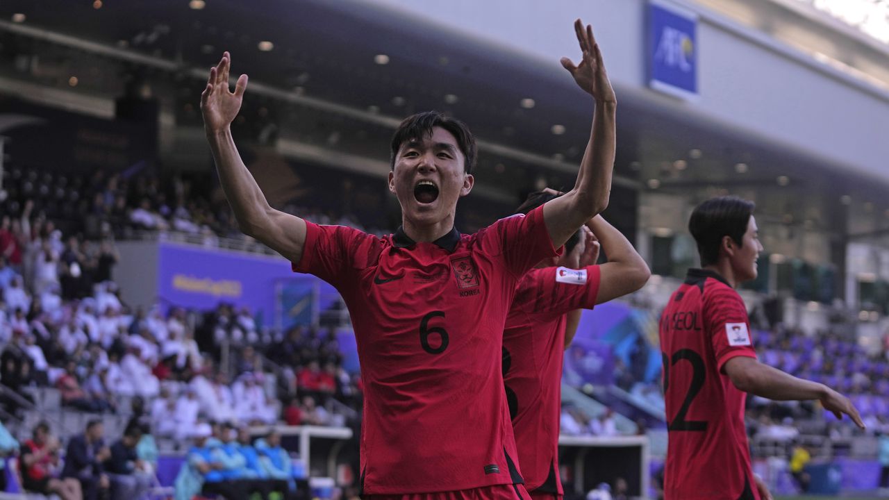 Hwang In-beom de Corea del Sur celebra después de anotar el primer gol durante el partido de fútbol del Grupo E de la Copa Asiática entre Corea del Sur y Bahrein en el estadio Jassim Bin Hamad en Doha, Qatar, el lunes 15 de enero de 2024. (Foto AP/Thanassis Stavrakis)
