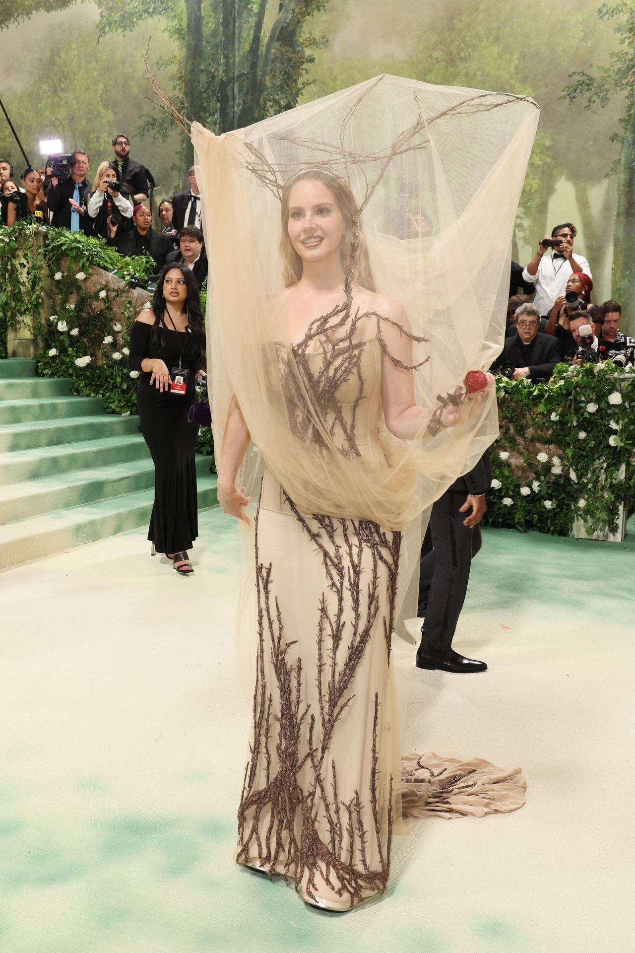 La cantante Lana del Rey, deslumbró con un vestido muy arriesgado en la Met Gala.