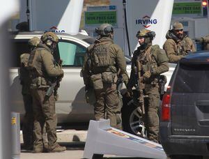Miembros de la Gendarmería Real de Canadá tras neutralizar al sospechoso del tiroteo en Nueva Escocia.