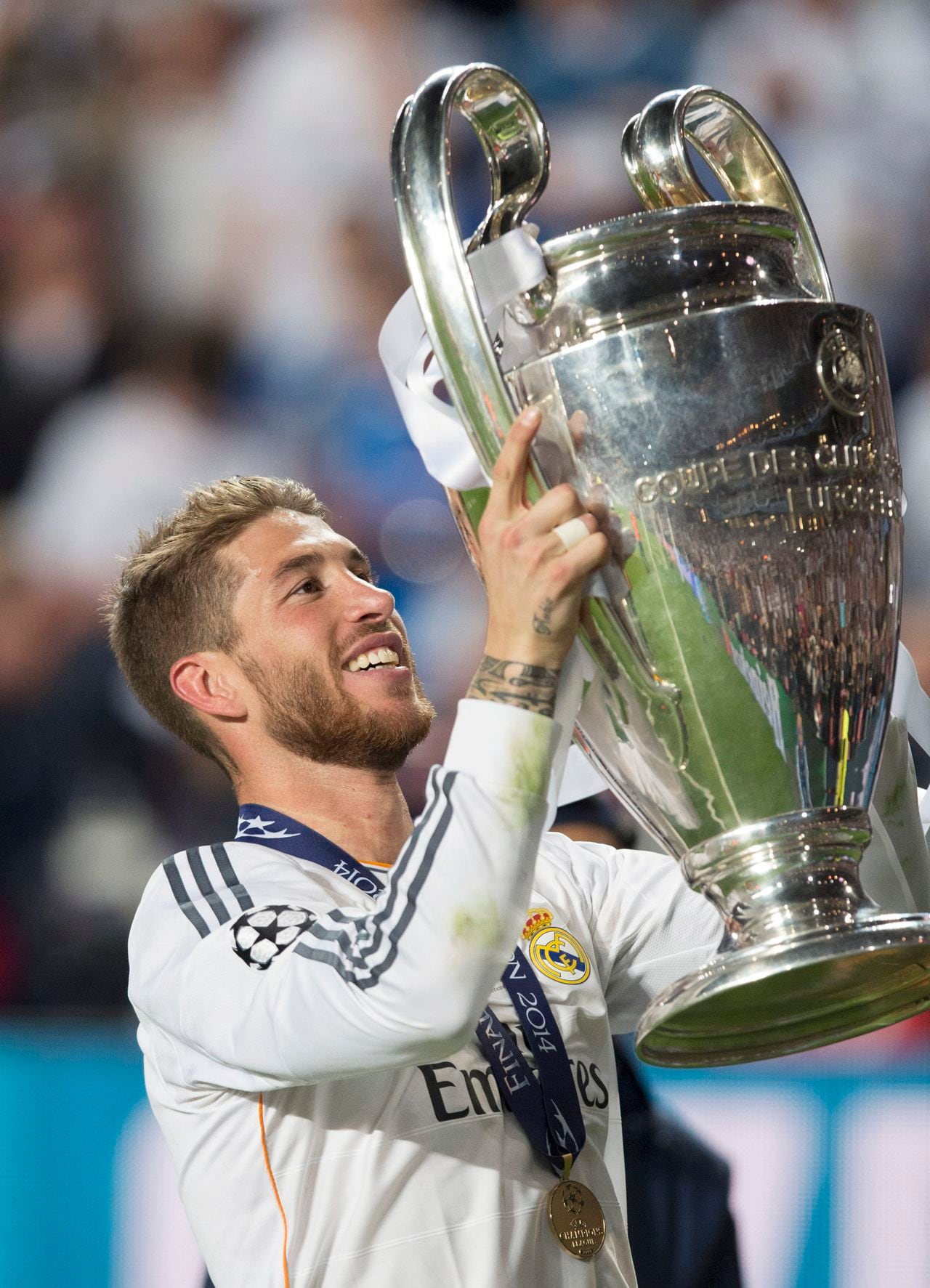 Sergio Ramos alzando la décima Copa de Europa del Real Madrid