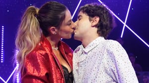 Beso entre Carla Giraldo y Carmelo