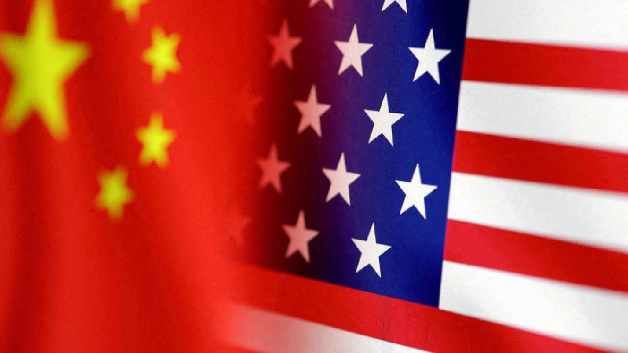 Ilustración muestra banderas de China y Estados Unidos.