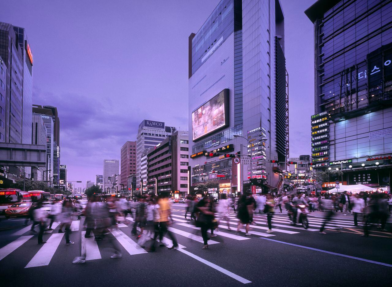 Personas cruzando una calle en Gangnam.