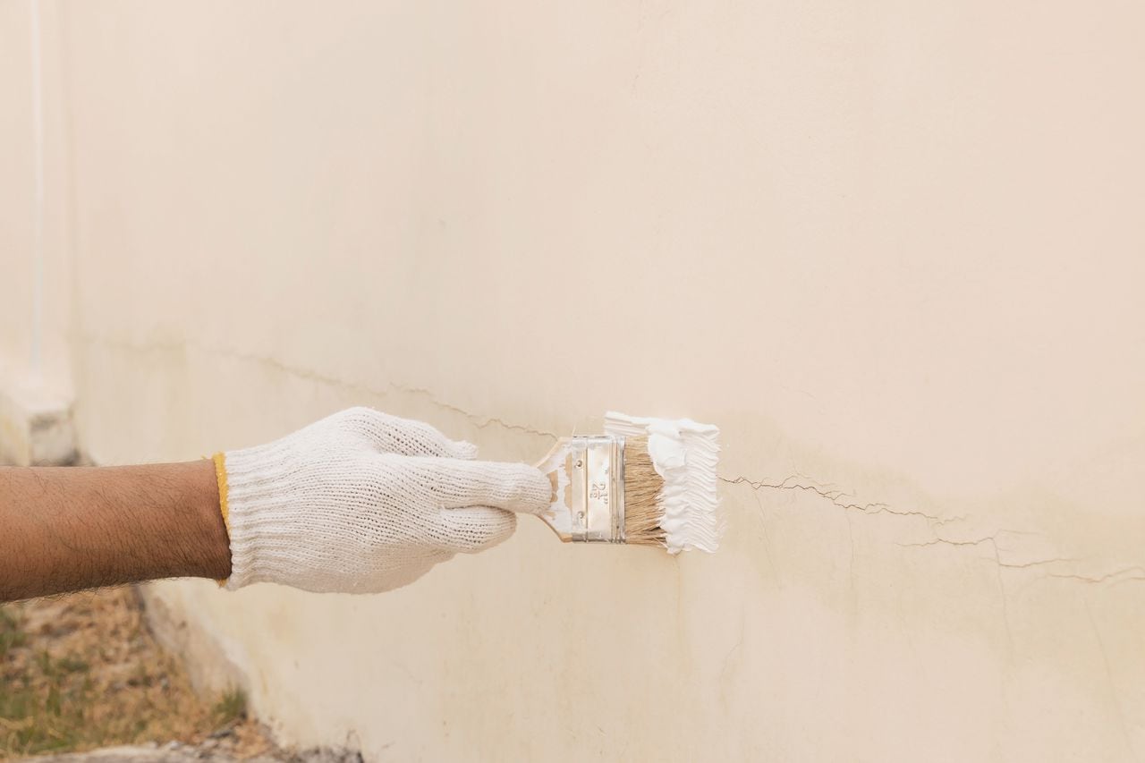 Aprenda el secreto para eliminar las grietas en las paredes fácilmente; tome nota de este consejo práctico.