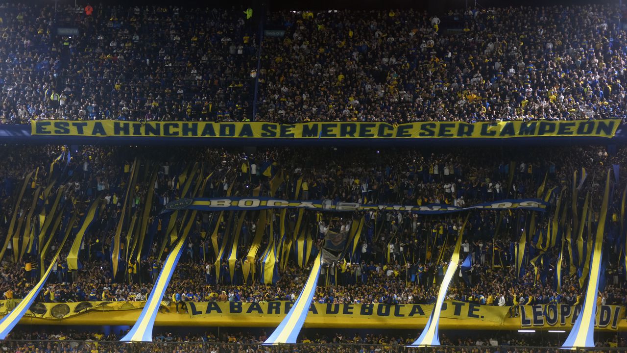 Hinchas de Boca Juniors se enfrentaron a los fanáticos de Colo Colo a final del duelo por la Copa Libertadores.