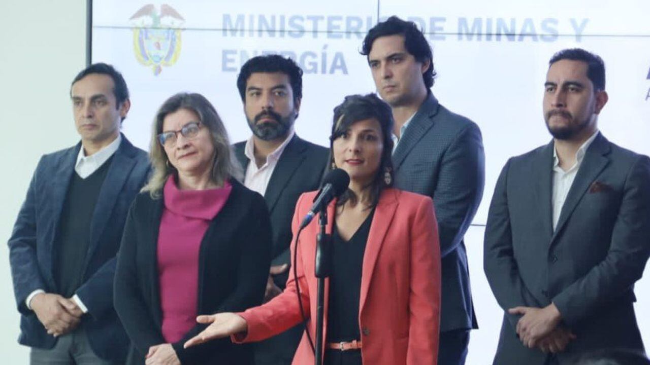 Ministra de Minas y Energía, Irene Vélez, en declaraciones a medios en torno a la polémica del informe que señala el panorama de las reservas de gas y petróleo en el país.