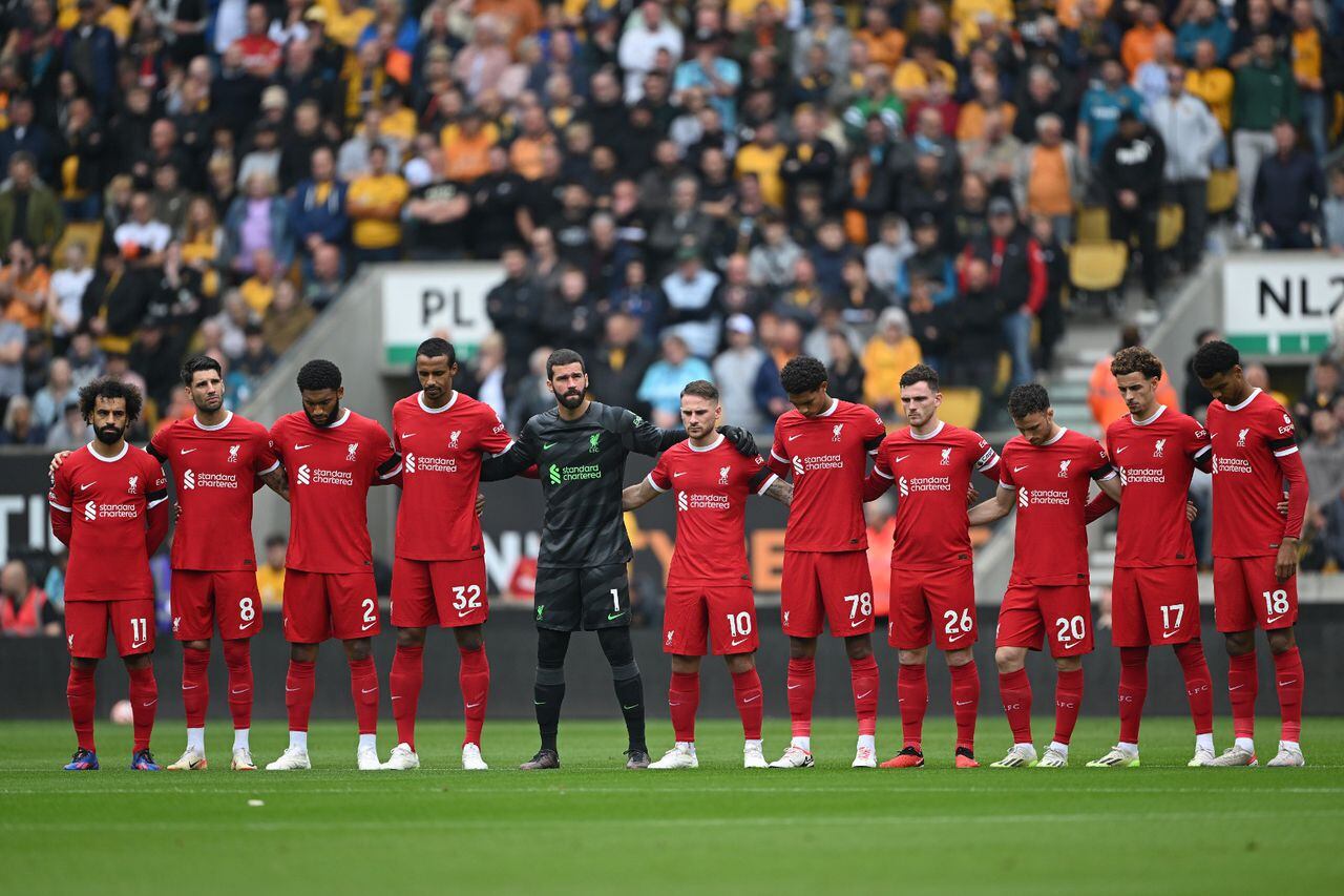 El XI inicial de Liverpool en medio del minuto de silencio de la Premier League por las víctimas del terremoto en Marruecos. / Foto: Getty Images