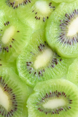 Las semillas del kiwi ofrecen ácidos omega 3 que son favorables para la salud del corazón.