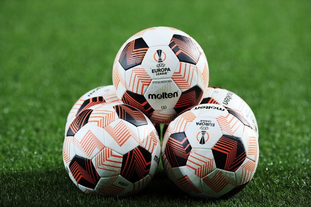 BERGAMO, ITALY - NOVEMBER 30: A detailed shot of multiple Molten Europa League 2023/24 match balls prior to the UEFA Europa League match between Atalanta BC and Sporting CP at Gewiss Stadium on November 30, 2023 in Bergamo, Italy. (Photo by Emilio Andreoli/Getty Images)