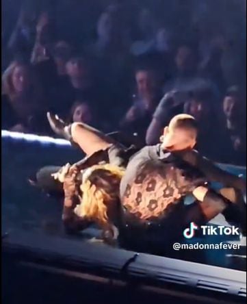 Madonna sufrió dura caída cuando uno de sus bailarines se resbaló cuando la arrastraba en una silla.