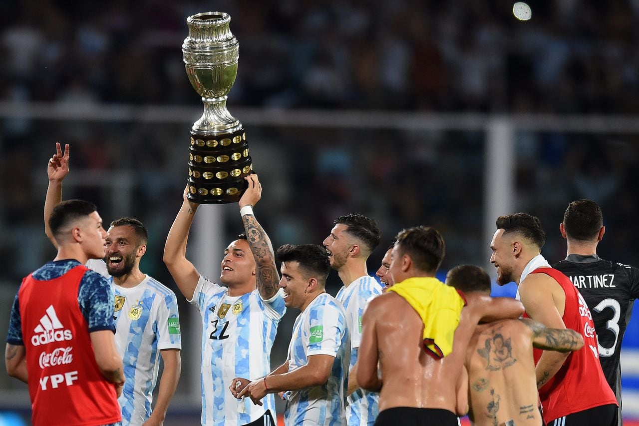Jugadores de la Selección Argentina alzando el trofeo de campeones de la Copa América 2021