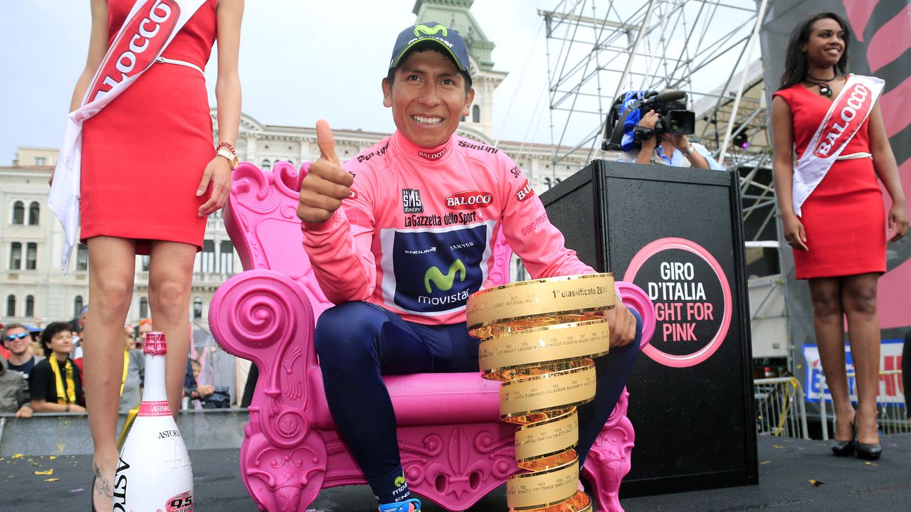 El colombiano Nairo Quintana posa en el podio con el trofeo y el maillot rosa de líder de la clasificación general, tras ganar la 97ª carrera ciclista del Giro de Italia, al final de la 21ª y última etapa, a 172 kilómetros de Gemona a Trieste, el 1 de junio de 2014 en Trieste. AFP PHOTO/LUK BENIES (Foto de LUK BENIES / AFP)