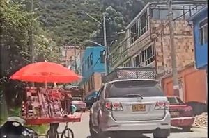Las autoridades realizaron una caravana en el barrio San Cristóbal, lugar donde fue vista por última vez la joven.