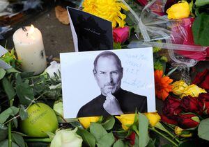 Homenajes al difunto fundador de Apple, Steve Jobs, fuera de la Apple Store en Regent Street, en el centro de Londres.