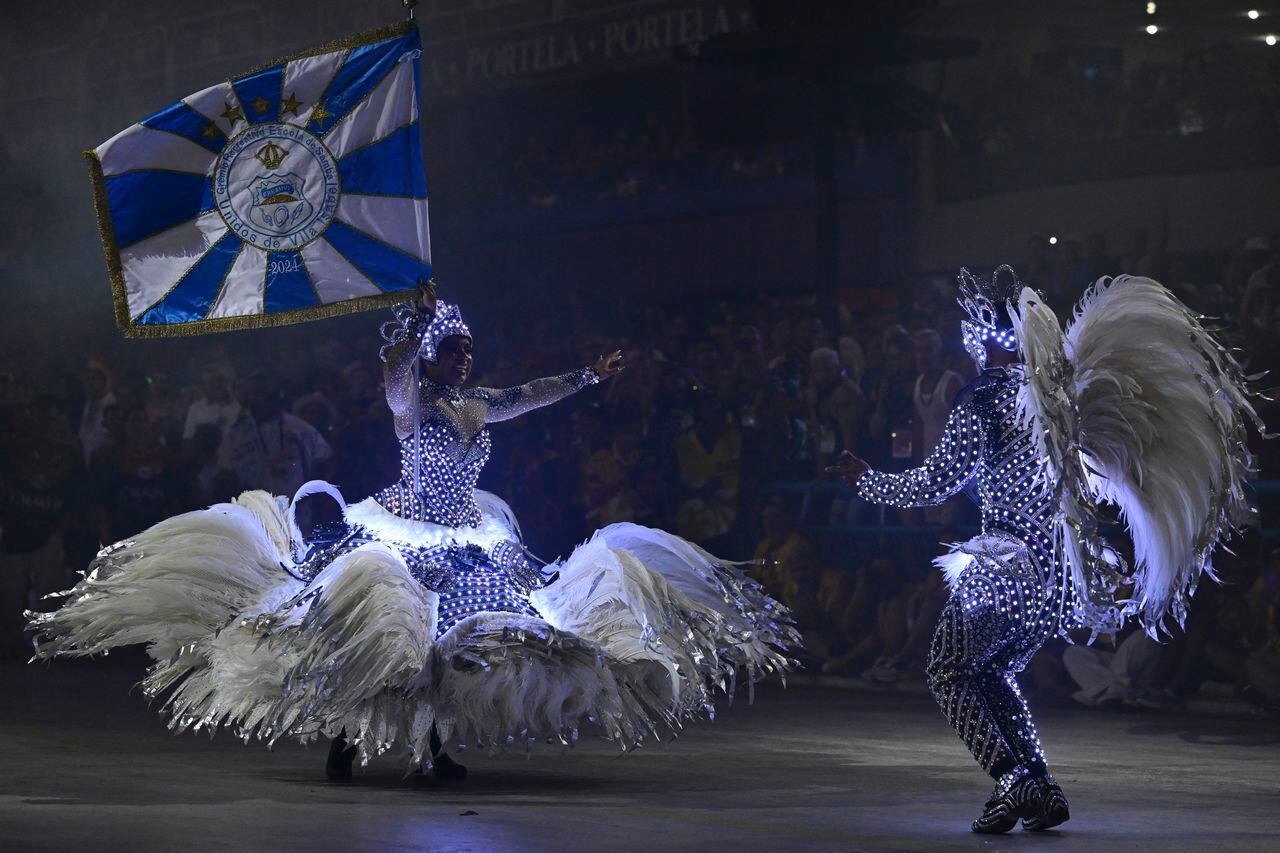 Miembros de la escuela de samba Unidos de Vila Isabel actúan durante la última noche del desfile de Carnaval en el Sambódromo Marqués de Sapucai en Rio de Janeiro, Brazil, on February 13, 2024. (Photo by Pablo PORCIUNCULA / AFP)