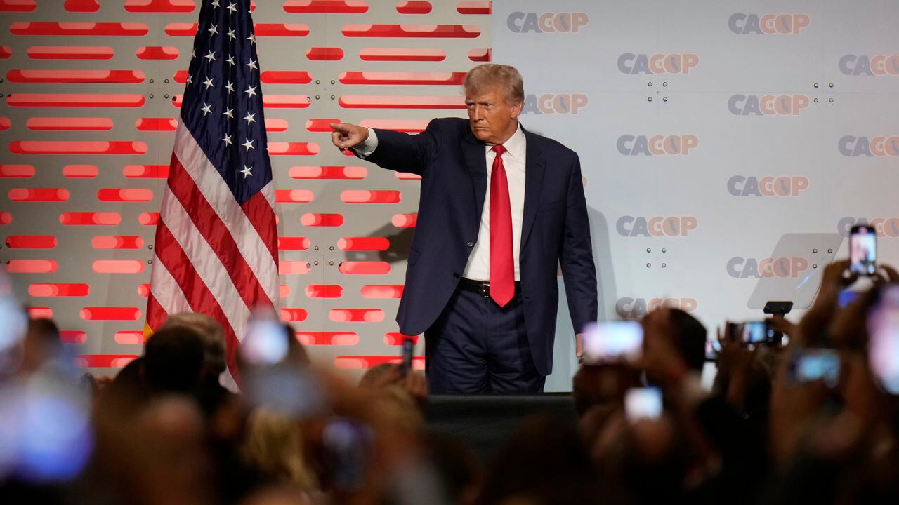 El expresidente Donald Trump señala a la multitud después de hablar en la Convención del Partido Republicano de California el viernes 29 de septiembre de 2023 en Anaheim, California