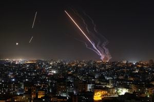 Se disparan cohetes desde la ciudad de Gaza hacia Israel, el 10 de mayo de 2023. El ejército de Israel y los militantes de Gaza intercambiaron fuertes disparos transfronterizos el 10 de mayo.