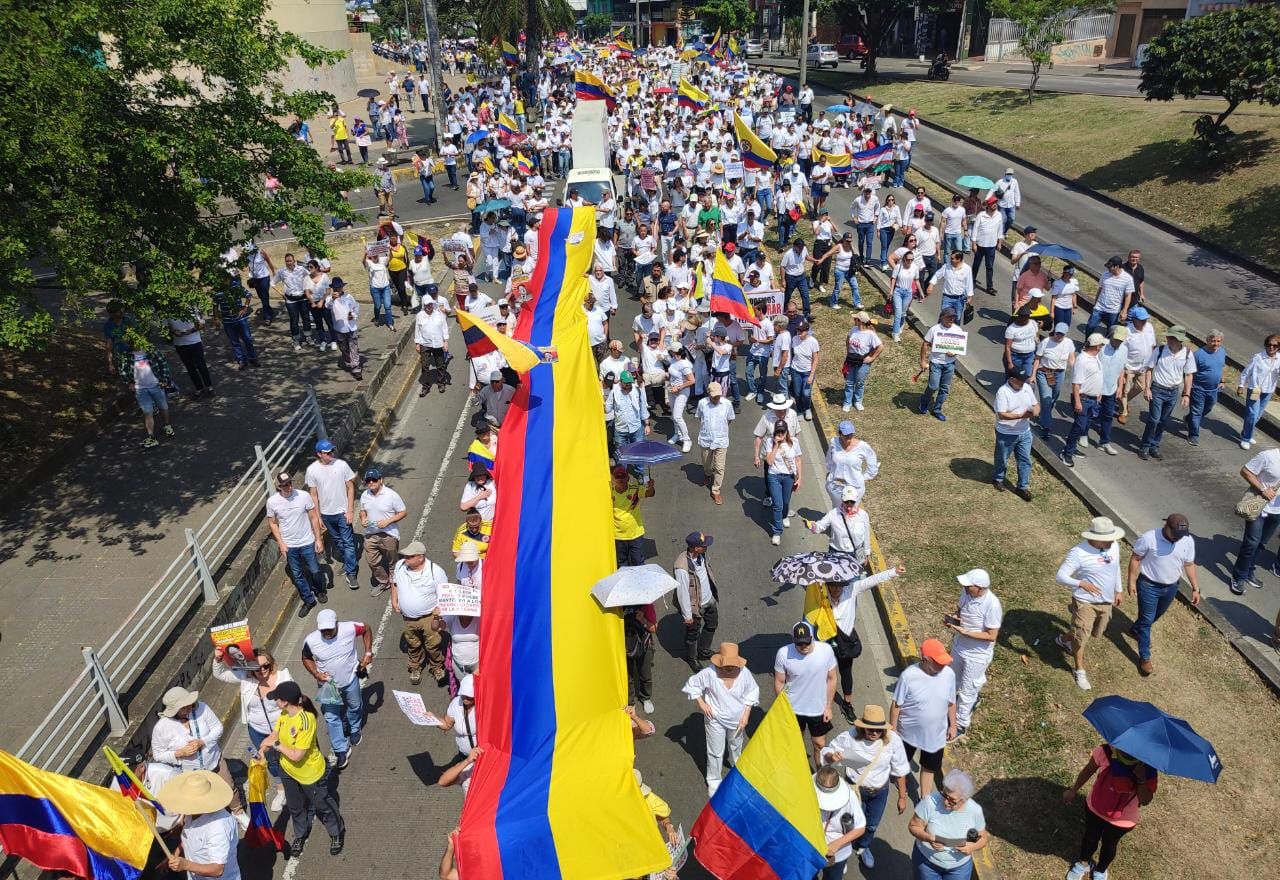 Banderas de Colombia y camisetas blancas son protagonistas en la marcha de este martes 20 de junio.