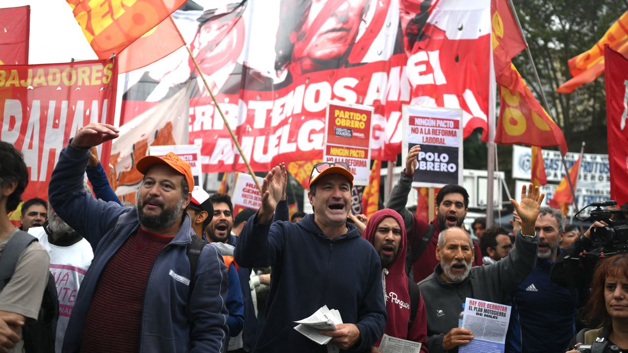 Miembros de organizaciones laborales y sociales marchan durante una manifestación del 1 de mayo (Día del Trabajo) en Buenos Aires.