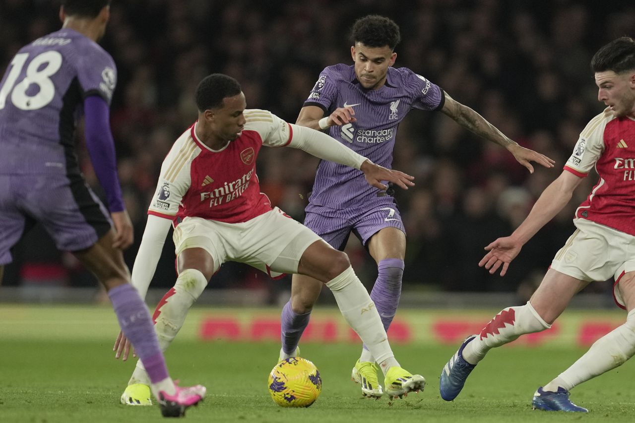 Liverpool's Luis Diaz, left, and Arsenal's Gabriel fight for the ball during the English Premier League soccer match between Arsenal and Liverpool at Emirates Stadium in London,, Sunday, Feb. 4, 2024. (AP Photo/Kin Cheung)