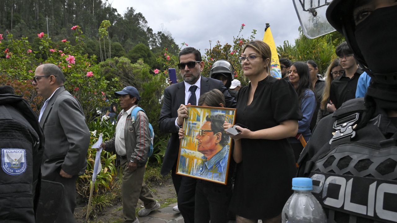 Verónica Sarauz (R), esposa del asesinado candidato presidencial ecuatoriano Fernando Villavicencio, asiste a su funeral en Quito el 11 de agosto de 2023.