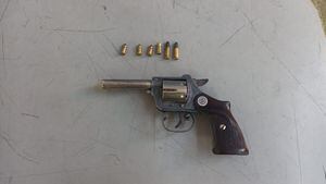 El arma de fuego usada por los dos delincuentes para amenazar al conductor