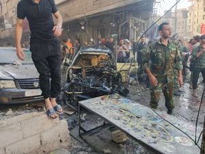 Esta imagen publicada por la televisión siria en su canal de Telegram muestra a personas reunidas en el lugar de una explosión en la ciudad de Sayyida Zeinab, en las afueras de Damasco.